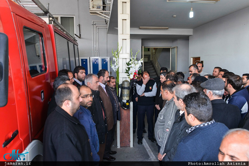 ادای احترام جمعی از پرسنل حرم امام خمینی به به شهدای آتش نشان 