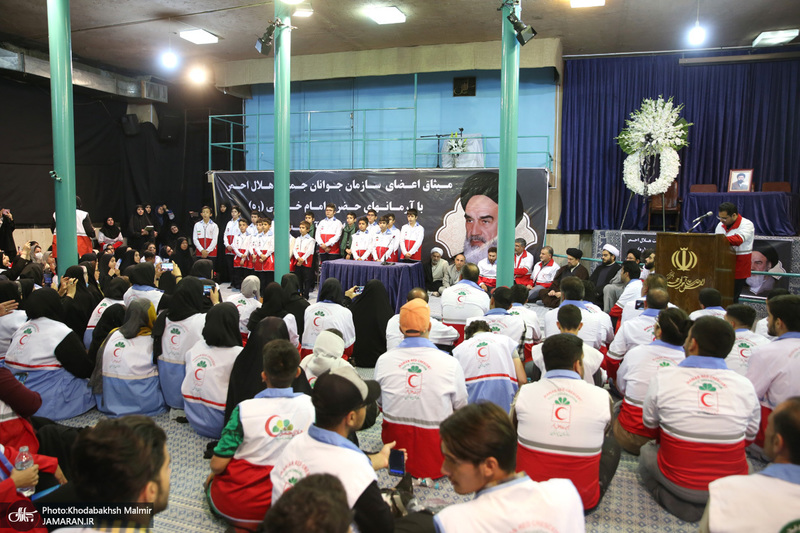 تجدید میثاق جمعی از جوانان هلال احمر با آرمان های حضرت امام خمینی (س)