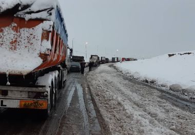 تردد خودرو در جاده های لرستان به کندی صورت می گیرد