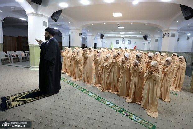 جشن تکلیف دختران در مجتمع یادگار امام با حضور سید علی خمینی + گزارش تصویری
