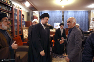 حضور جمعی از شخصیت های سیاسی در منزل مرحوم آیت الله موسوی بجنوردی (ره) -3