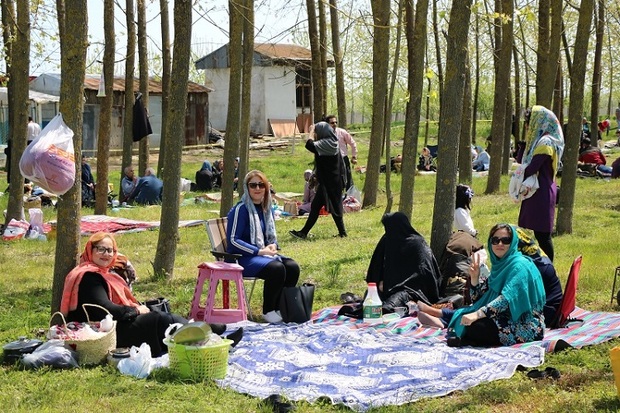 از بزرگترین پیک نیک خانوادگی تا پاکسازی مسیر تالابی کنارگذر انزلی