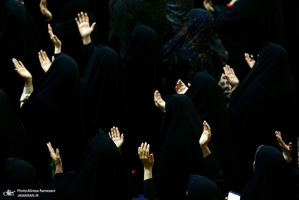 حال و‌هوای حرم مطهر رضوی در شب ولادت امام رضا (ع)