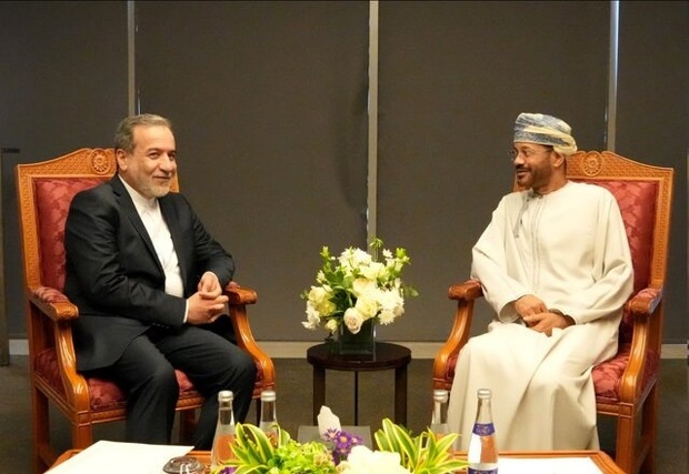 استقبال عراقچی از وزیر خارجه عمان در تهران/ سفر بدر البوسعیدی یک روزه است