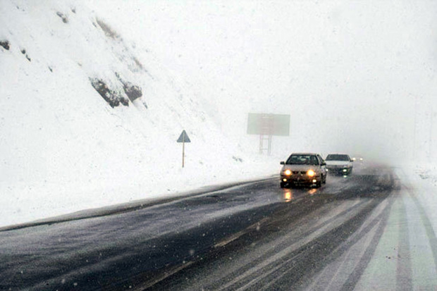 سطح جاده های کردستان لغزنده است