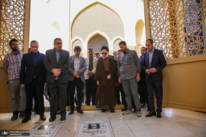 حضور سید محمد خاتمی بر مزار آیت الله سید روح الله خاتمی (ره)