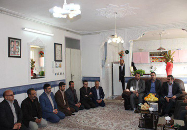 خانواده شهدا حافظان ارزش های انقلاب اسلامی هستند