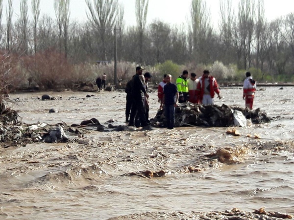 آخرین وضعیت امدادرسانی به مناطق سیل‌زده لرستان  25 روستا در محاصره سیل  توزیع اقلام غذایی و امدادی بین سیل زدگان