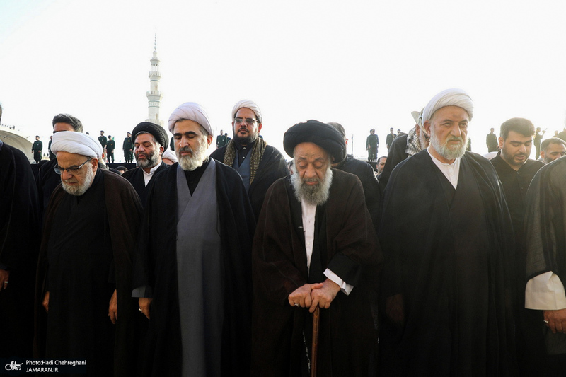 اقامه نماز بر پیکرهای مطهر رهبر شهید و خانواده ایشان به امامت آیت‌الله العظمی جوادی آملی