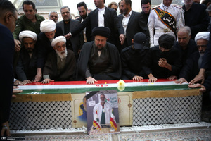 اقامه نمازسید حسن خمینی  بر پیکر شهید حیدری در حرم مطهر امام خمینی (س)