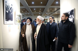 بازدید آیت الله دری نجف آبادی از نمایشگاه عکس امام دل‌ها‎