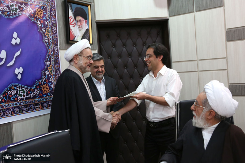 نشست صمیمانه اعضا هیات علمی پژوهشکده امام خمینی و انقلاب اسلامی با تولیت  معزز به مناسبت روز معلم