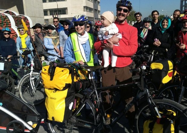 خانواده مشهدی دوچرخه سواری دور ایران را آغاز کردند