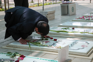 ادای احترام ورزشکاران و قهرمانان پارالمپیکی ایران به مقام شامخ شهدا