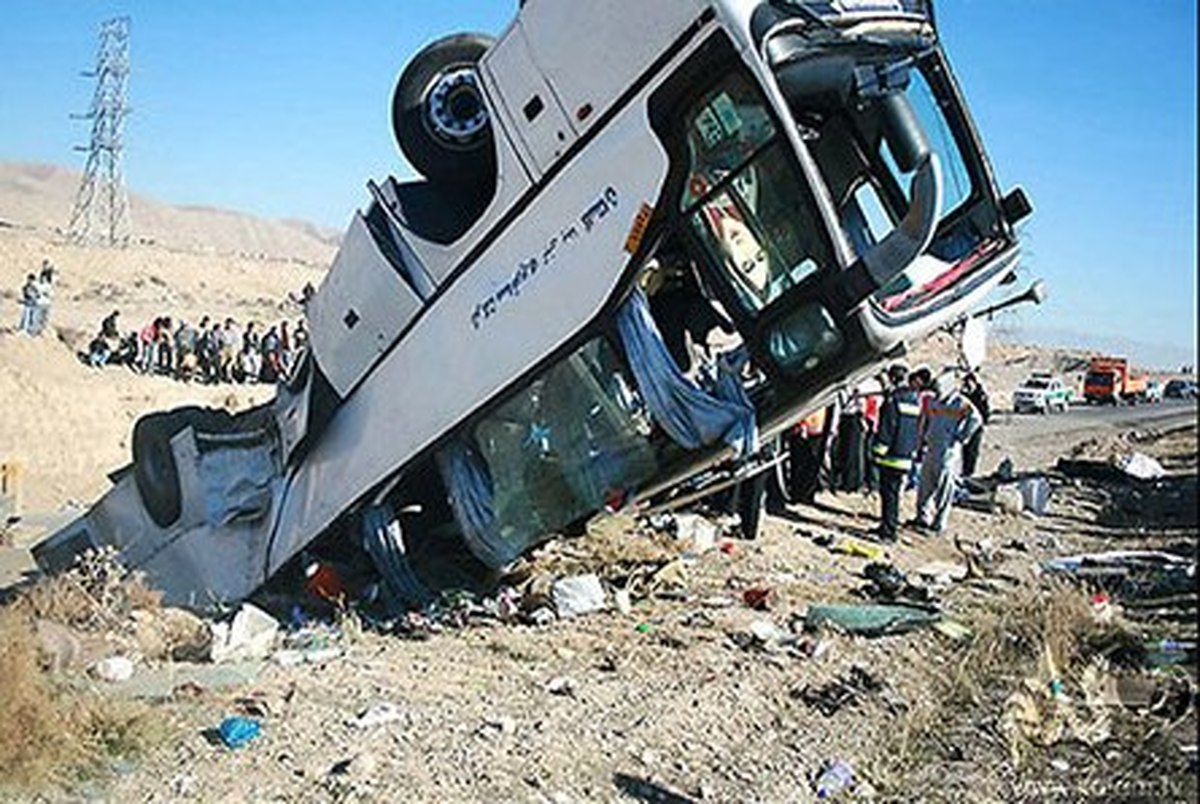 واژگونی یک دستگاه اتوبوس در محور شیراز