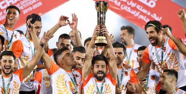 جام قهرمانی مس رفسنجان به کارگران مس سرچشمه اهدا شد
