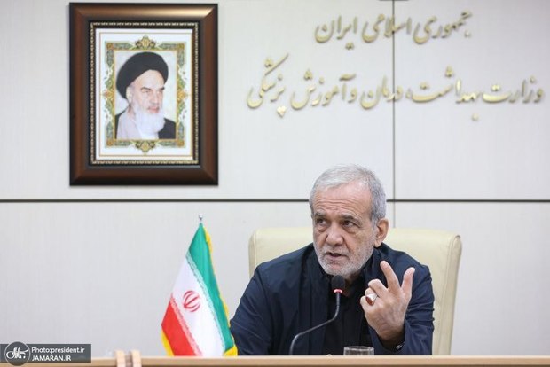 پزشکیان: پزشکان نجات‌بخش محله، جامعه و منطقه خود باشند