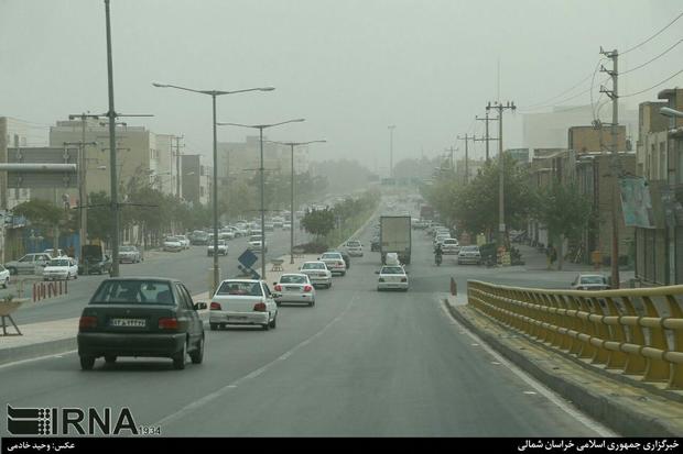 گرد و غبار، تردد در برخی محورهای خراسان شمالی را مختل کرد