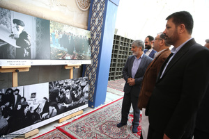 بازدید رئیس مجلس از نمایشگاه عکس امام خمینی