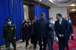 ادای احترام رئیس جمهور ونزوئلا به مقام شامخ حضرت امام خمینی (س)