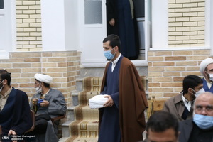 مراسم عمامه گذاری طلاب توسط آیت الله شبیری زنجانی در شب ولادت حضرت زهرا(س)