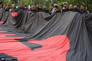 مراسم اهتزاز بزرگترين پرچم عزاداری در تهران