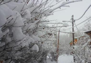 بارش برف بهاری راه 10 روستای طالقان را مسدود کرد