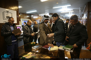 بازدید جمعی از مردم شهر بصره عراق از بیت امام خمینی(س) در جماران