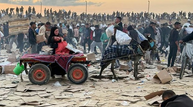 در غزه برای یک بسته آرد، جان می‌دهند