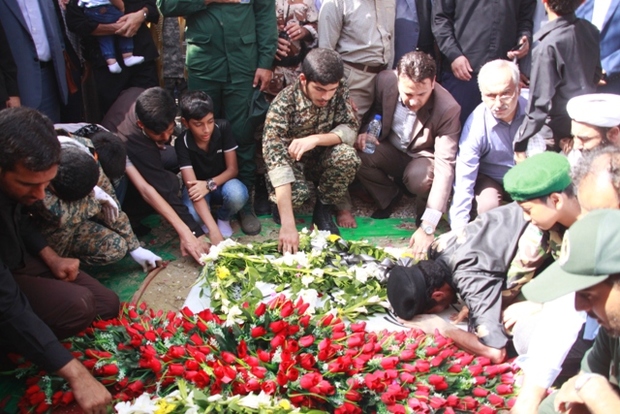 پیکر 2 شهید گمنام در قشم به خاک سپرده شد