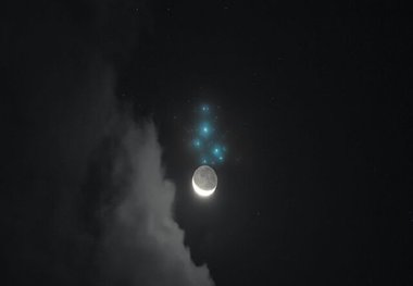 ملاقات ماه با خوشه پروین
