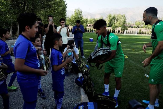 کودکان یتیم تهرانی در تمرین تیم استقلال حاضر شدند