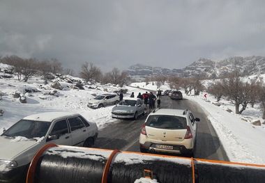 امدادرسانی به سرنشینان ۲۲ خودروی گرفتار در برف اندیکا