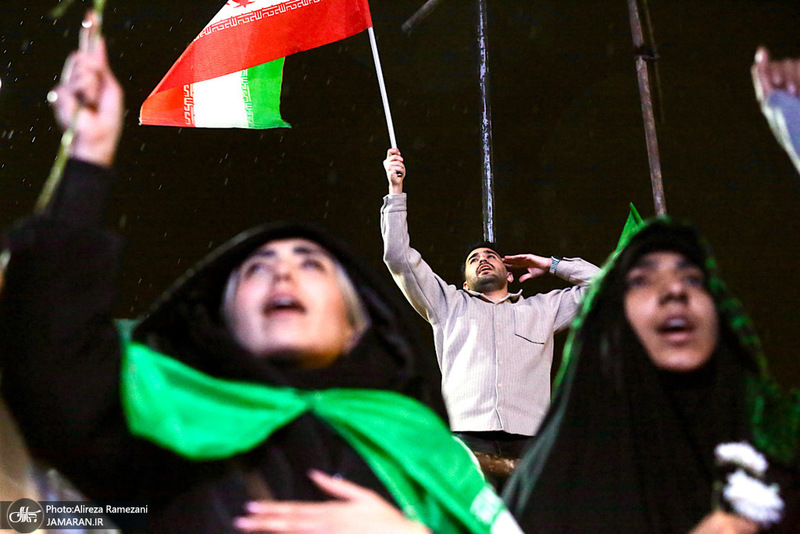 اجتماع مردمى در ميدان انقلاب