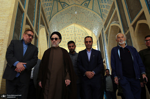 حضور سید محمد خاتمی بر مزار آیت الله سید روح الله خاتمی (ره)