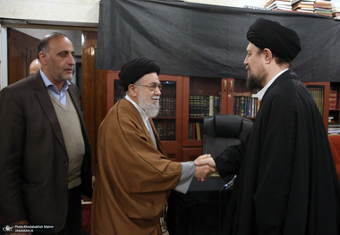 حضور جمعی از شخصیت های سیاسی در منزل مرحوم آیت الله موسوی بجنوردی (ره) -2