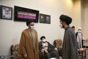 ادای احترام سید عمار حکیم نسبت به حضرت امام خمینی (س)