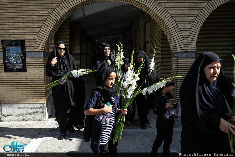 غبارروبی و عطرافشانی قبور مطهر شهدا 