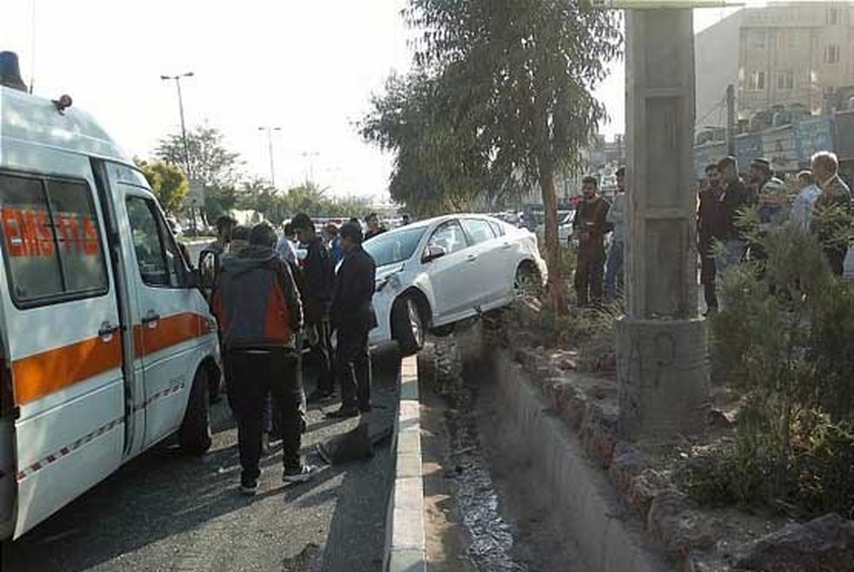 تصادف شدید دو خودرو در یکی از بلوارهای تهرانسر + تصاویر
