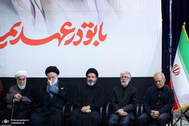 حضور پزشکیان در مراسم چهلم تشییع و تدفین رهبر شهید انقلاب + عکس