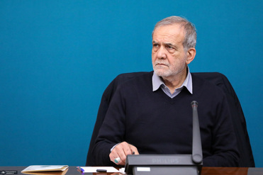 پزشکیان: نباید اجازه داد برای کسی مشکلی ایجاد شود یا بی‌دلیل بازداشتی صورت گیرد/ در صورت لزوم، شخصاً برای حل این مسائل ورود خواهم کرد تا هیچ فردی بدون دلیل دچار مشکل نشود/ اگر اصناف حرف حقی دارند، ما موظف به اصلاح هستیم