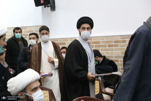 مراسم عمامه گذاری طلاب توسط آیت الله شبیری زنجانی در شب ولادت حضرت زهرا(س)