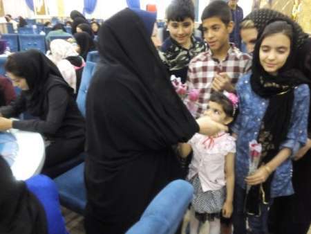 سفره افطاری بانوی نیکوکار برای کودکان یتیم شهر