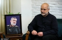 حضور قالیباف در منزل شهید حاجی زاده (1)