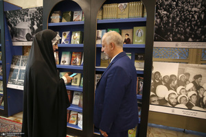 بازدید رئیس مجلس از نمایشگاه عکس امام خمینی