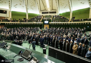 افتتاحیه مجلس دوازدهم با حضور جمعی از وزرای دولت سیزدهم و شخصیت های سیاسی/ بروجردی رییس و شهریاری نایب رییس سنی مجلس شدند/ هیات رییسه مجلس در جلسه فردا سه شنبه انتخاب خواهد شد + عکس