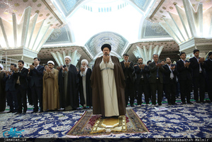 اقامه نماز مغرب و عشا توسط سید حسن خمینی در اولین پنجشنبه سال 1396