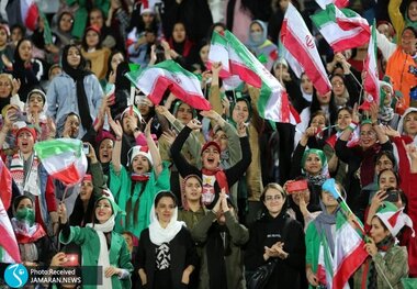 تصویری عجیب از زنان تماشاگر در کنار سکوهای مخروبه ورزشگاه آزادی