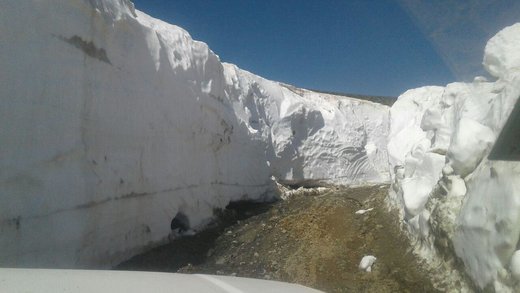 برف چند متری جاده اشنویه در بیستمین روز تابستان   عکس