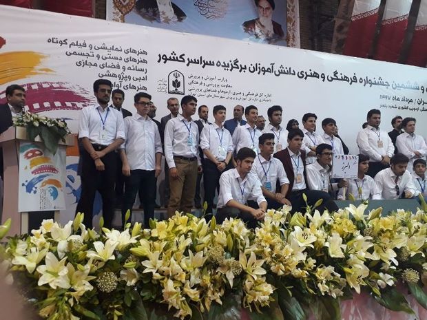 دانش آموزان البرزی برگزیده  مسابقات فرهنگی هنری کشور تجلیل شدند